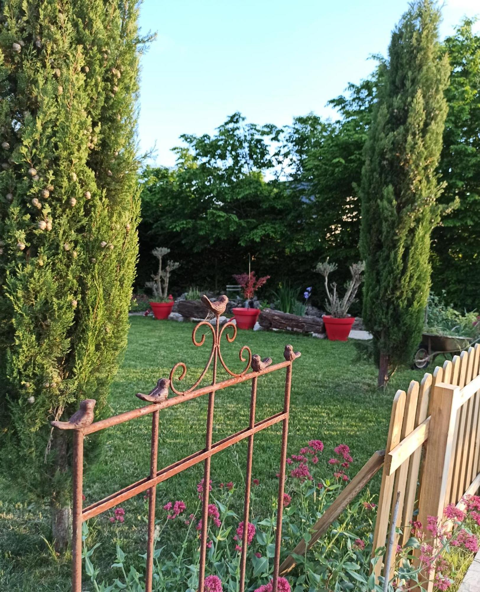 Le Bonheur Des Hotes Suèvres Extérieur photo